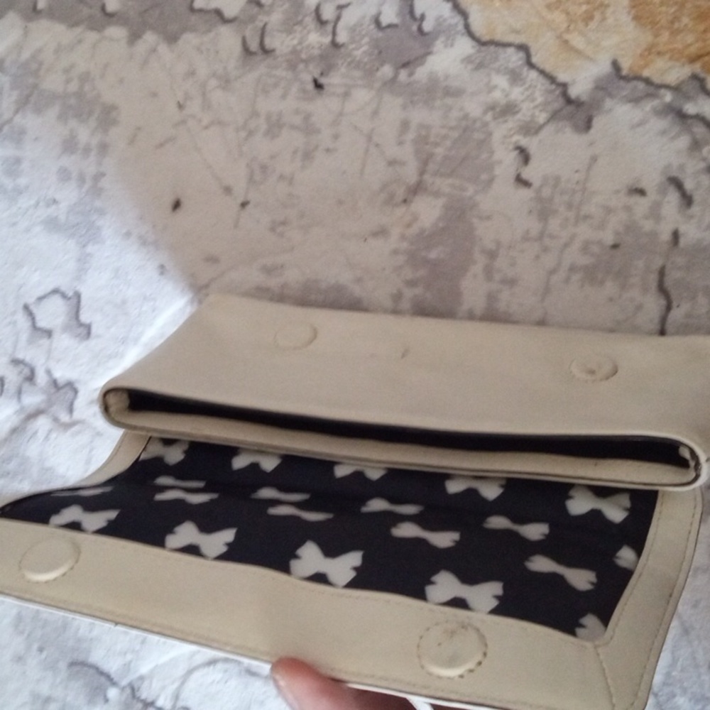 Clasp wallet